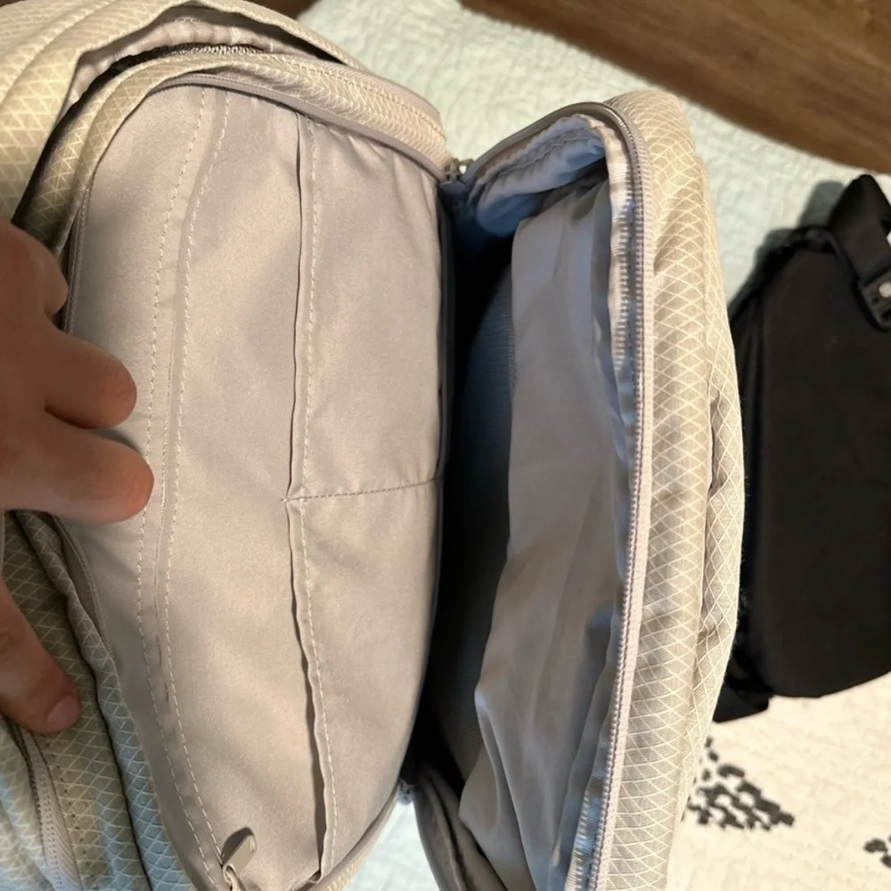 NWOT Incase backpack - Picture 7 of 7